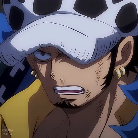 Крупный план лица аниме персонажа в пятнистой шапке. Он смотрит исподлобья, его глаза расширены от шока, а рот открывается в возмущении.