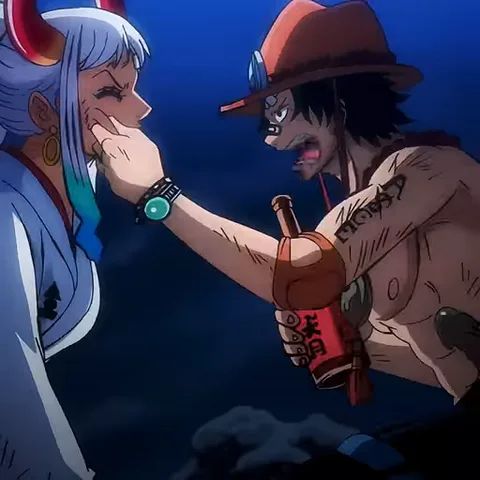 Анимация из аниме One Piece: Эс держит бутылку и тянется к лицу Ямато, чтобы ущипнуть его за щеку. Оба персонажа улыбаются на тёмно-синем фоне.