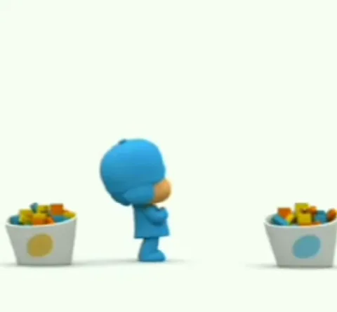 Анимация персонажа Pocoyo, который танцует на светлом фоне рядом с игрушками.