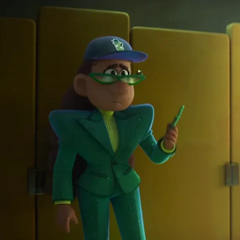 Девочка в зеленом костюме с синей кепкой и очками, держащая планшет, выглядит растерянной, затем смотрит на спящего персонажа.