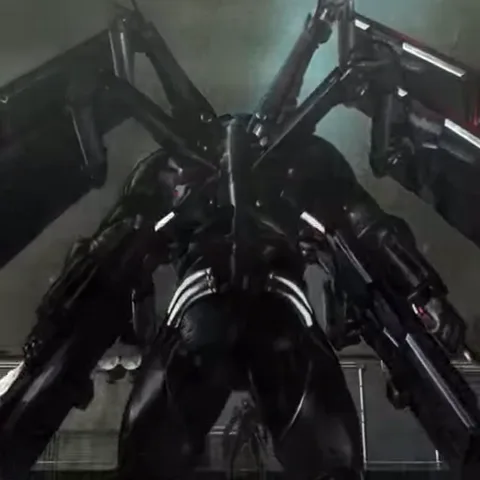 Анимация из игры Metal Gear Rising: Revengeance. Киборг Рейден с черным корпусом и множеством металлических лезвий на спине стоит перед камерой, затем камера быстро смещается вниз, показывая его лицо с белыми волосами и повязкой на глазах.