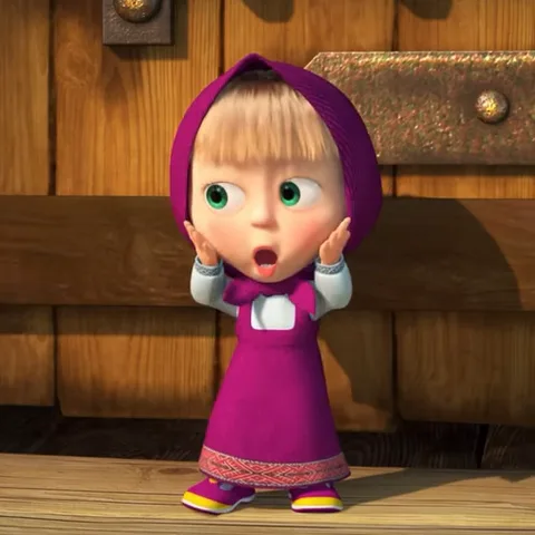 Анимация 3D-персонажа: маленькая девочка со светлыми волосами в фиолетовом головном уборе и платье стоит перед деревянной стеной. У неё огромные зелёные глаза, рот открыт в форме буквы «О», а обе руки подняты к лицу в жесте ужаса.
