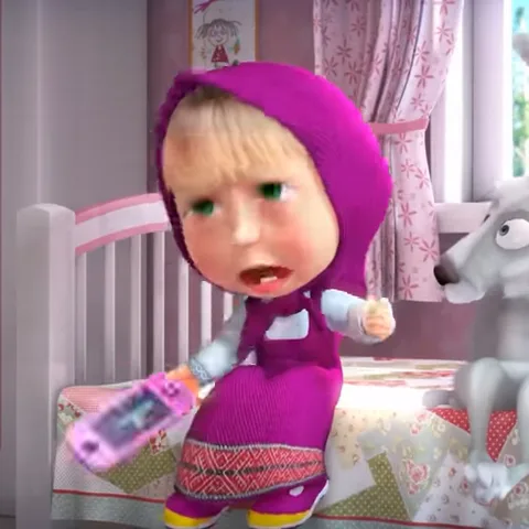 3D-анимация девочки Маши в фиолетовом платке, которая держит розовый смартфон и делает недовольное лицо, а рядом сидит серый волк.