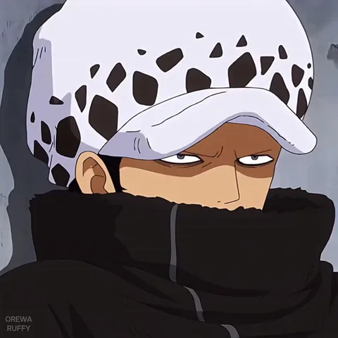 Крупный план лица Трафальги Ло из аниме One Piece, который смотрит холодным взглядом из-под белой пятнистой шапки.