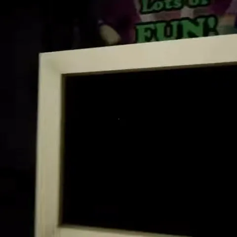 Фредбер бежит по коридору в игре Five Nights at Freddy's.