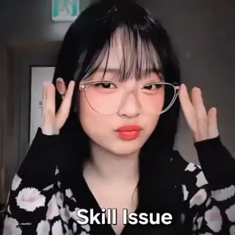 Анимация девушки в очках, которая поправляет их и говорит «Skill Issue».
