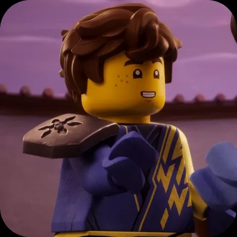 Анимация персонажа Джея из LEGO Ninjago в синем кимоно с золотыми молниями на фоне фиолетового неба.