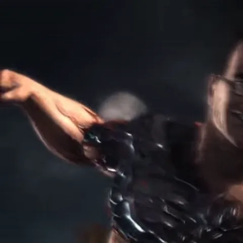 Анимация из игры Metal Gear Rising: Revengeance, где Рейден рубит противника мечом, отрывая ему руку на фоне ночного города.