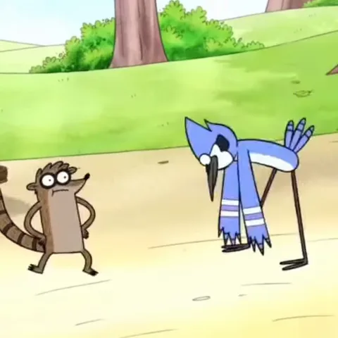 Анимация из мультсериала «Обычное шоу»: персонаж Мордекай (синяя птица) делает глубокий поклон перед персонажем Ригби (коричневый енот) на фоне парка.
