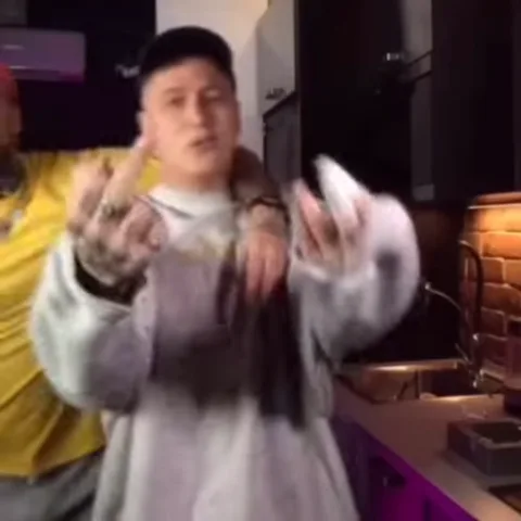 Парень показывает средний палец
