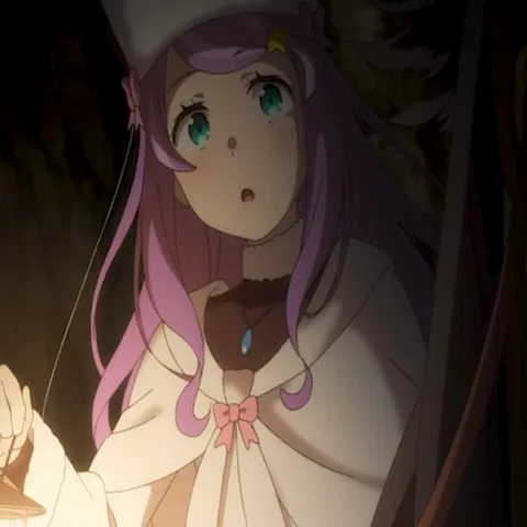 Аниме персонаж Эмилия из Re:Zero держит фонарь в темноте, выражение лица удивленное.