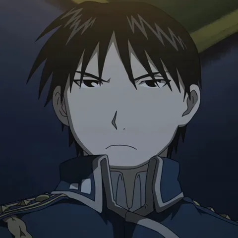 Персонаж Roy Mustang с закрытыми глазами и спокойным выражением лица.