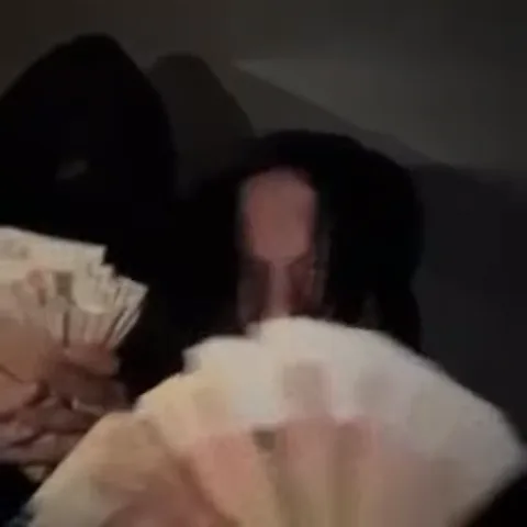 Анимация, где человек размахивает веером из денег перед лицом.