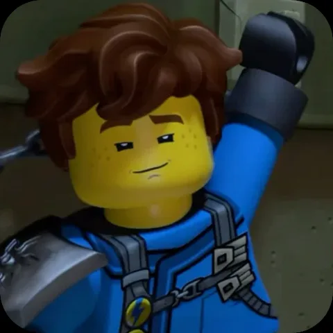 Анимация персонажа Джея из LEGO Ninjago в синей робзе, который висит на наручниках и улыбается.
