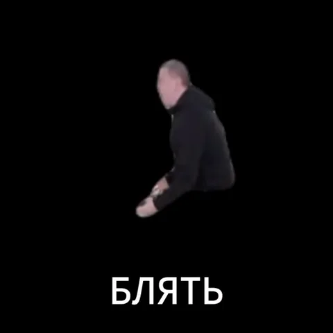 Мужчина в чёрной толстовке нарезает круги и кричит от возбуждения, затем крупным планом показывает лицо с открытым ртом.