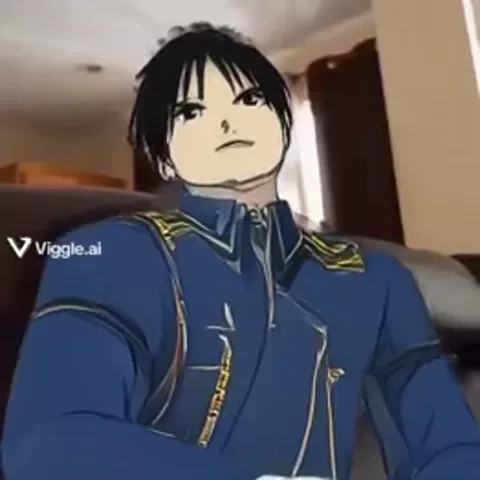 Брюнет в военной форме Roy Mustang из Fullmetal Alchemist делает медленные движения головой на фоне интерьера.
