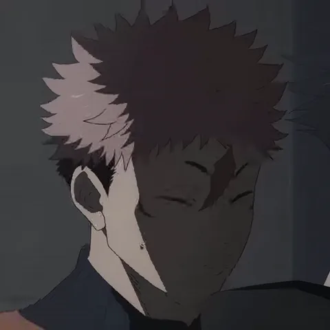 Юдзи Итадори из аниме «Магическая битва» закрывает рот рукой и смотрит в сторону с озабоченным выражением лица.
