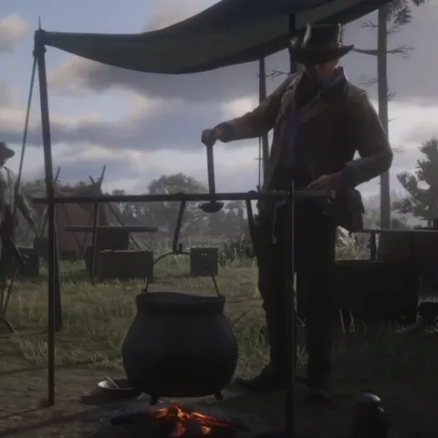 Анимация из игры Red Dead Redemption 2: ковбой в шляпе и пальто стоит у лагерного костра и мешает похлебку в черном чугунном котелке.