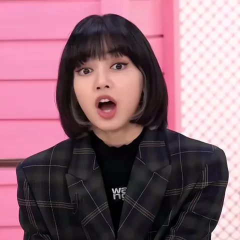 Девушка Лиса из Blackpink широко открывает рот от удивления.