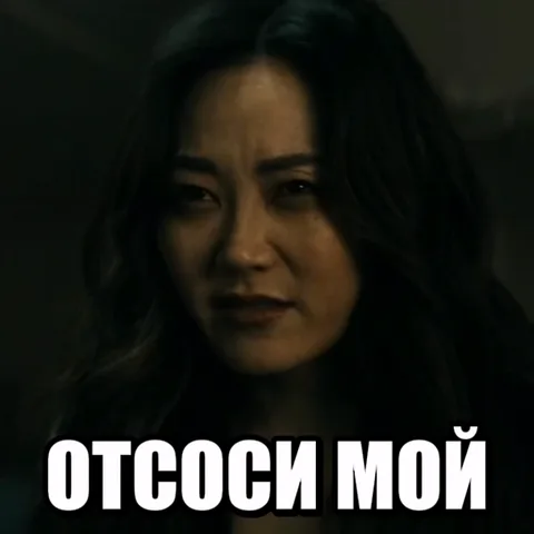 Крупный план женщины, которая кричит и показывает зубы.