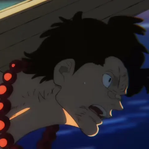Анимация персонажа Эса из аниме One Piece, который выглядит шокированным, глядя вниз на водную гладь.