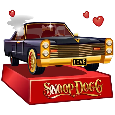 Черный автомобиль лоурайдер с золотыми деталями и номерным знаком LOVE стоит на красной подставке с надписью Snoop Dogg. Вокруг машины появляются красные сердечки и клубы дыма.