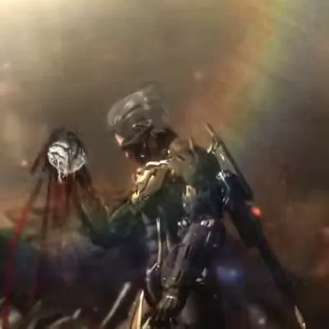 Анимация персонажа из Metal Gear Rising: Revengeance, киборга Рейдена, который держит отрубленную голову с проводами на фоне огня и дыма.