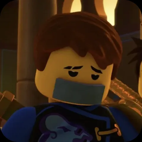 Анимация персонажа Джея из LEGO Ninjago в костюме с заклеенным скотчем ртом и печальным взглядом.