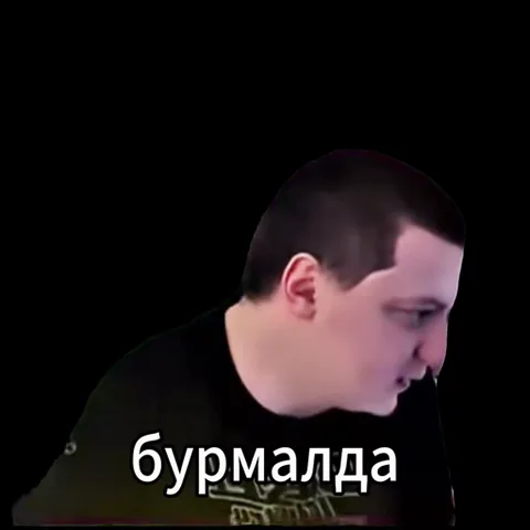 Крупный план мужчины с короткой стрижкой, который по очереди произносит слова, сопровождаемые субтитрами на русском языке.
