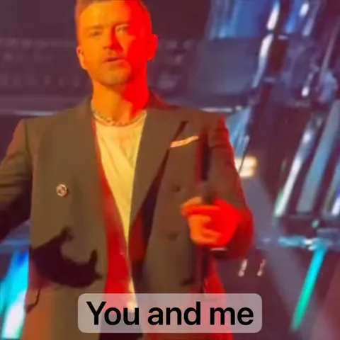 Анимация певца Джастина Тимберлейка на концерте с подписью You and me.