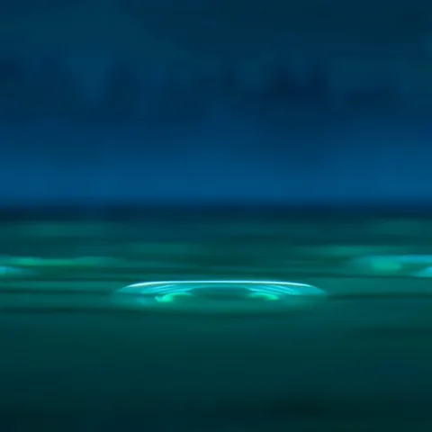 3D-персонаж в стеклянном шлеме появляется из глубины синей воды