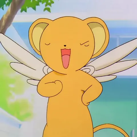 Анимированный жёлтый персонаж из аниме Cardcaptor Sakura (Керос) стоит с закрытыми глазами и открытым ртом, выражая уверенность или веселье.