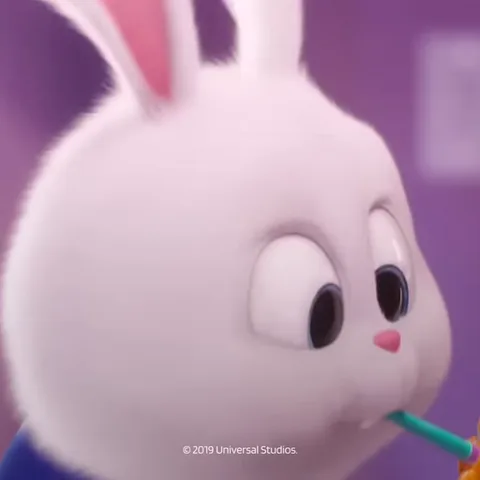 Белый кролик чистит зубы