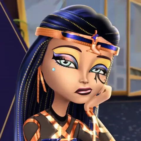 3D-анимация персонажа Клео де Нил из Monster High. Девушка с длинными черными волосами и египетским головным убором сидит, положив щеку на кулак, и выглядит скучающей.