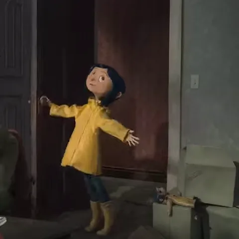 3D-анимация девочки в жёлтом дождевике, которая открывает маленькую дверь в стене и смотрит на неё с любопытством.