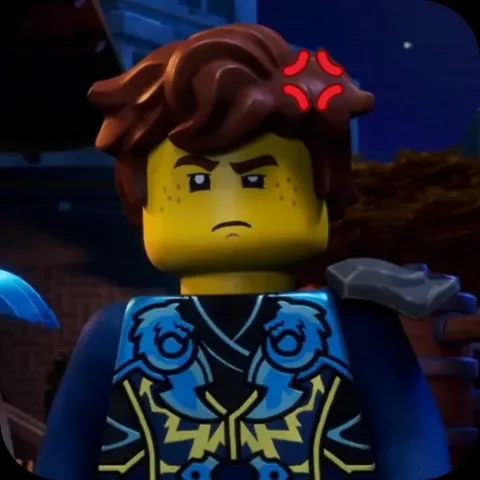 Анимация персонажа Джея из LEGO Ninjago в синей броне, который сердито хмурится, на фоне ночного неба.