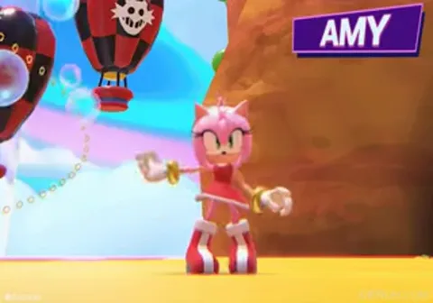 Анимация с персонажем из игры Sonic the Hedgehog: розовая антропоморфная ежиха Эми Роуз в красном платье крутит перед собой большой молот на фоне пустыни и дирижабля со знаком пиратского черепа.