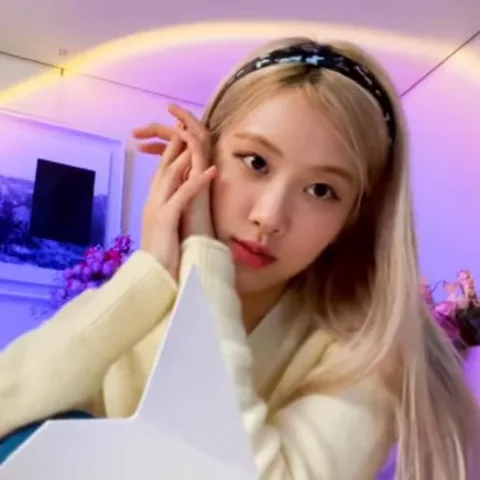 Розе из Blackpink с конвертом