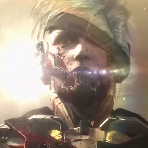Анимация крупного плана лица персонажа игры Metal Gear Rising: Revengeance, киборга Рейдена, на котором видны механические элементы и кровь, освещенного яркой вспышкой.