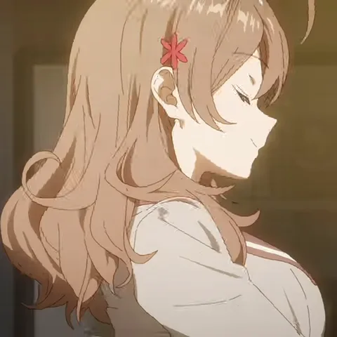 Аниме персонаж с длинными каштановыми волосами и цветком-заколкой подмигивает одним глазом и держит указательный палец у рта, одета в белую рубашку с зеленым галстуком.