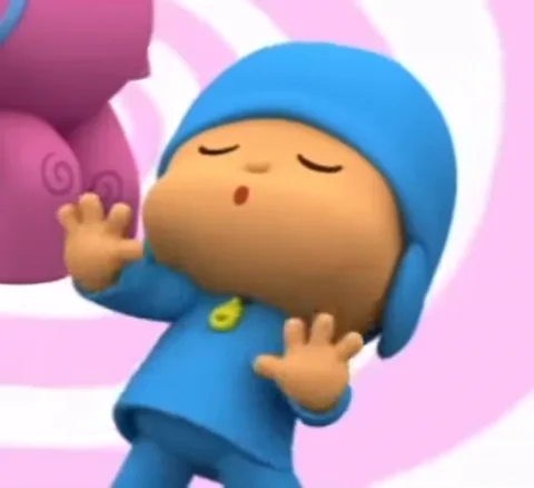 Анимация персонажа Pocoyo из мультсериала, который закрыв глаза поднимает руки вверх.