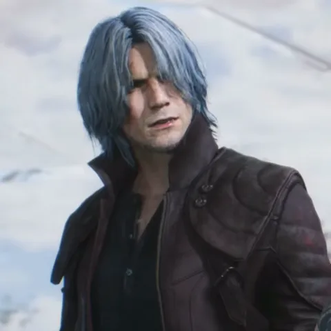 Персонаж Данте из игры Devil May Cry с белыми волосами и в красном плаще скептически хмурится.
