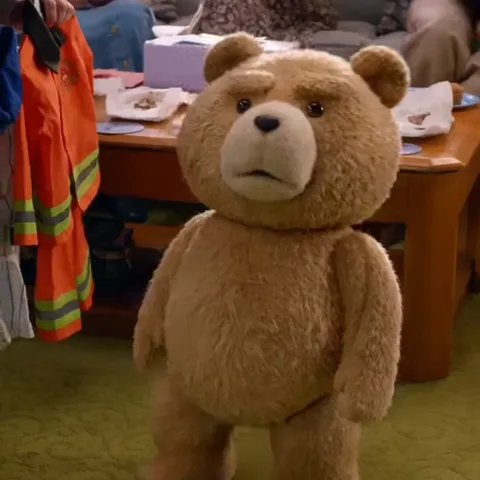 Анимация с говорящим медведем Ted, который пожимает плечами и разводит руки в неопределенном жесте.