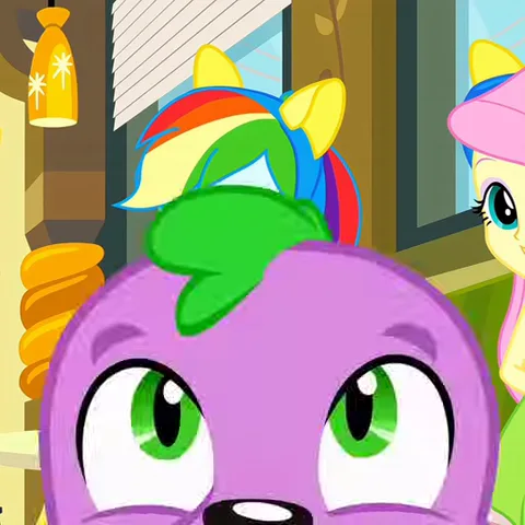 Анимация персонажа из My Little Pony: Equestria Girls. Фиолетовый дракон с зелёными волосами на голове сначала улыбается, а затем его глаза превращаются в красные сердечки от восторга.