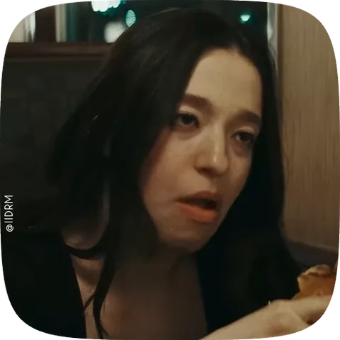 Девушка ест что-то, морщится и показывает недовольство.