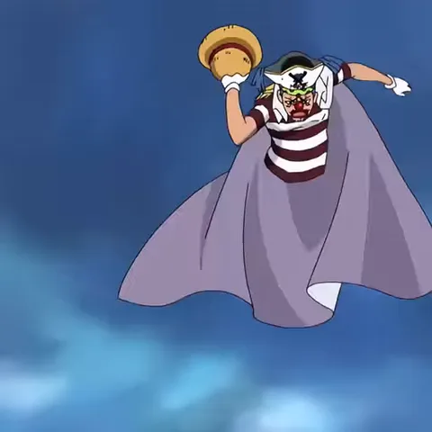 Анимация из One Piece: Багги в полосатом костюме и плаще адмирала парит в небе, срывает с головы соломенную шляпу и швыряет её вниз; затем появляется Торао Лоу в своей шапке, который поднимает руку и ловит эту шляпу.