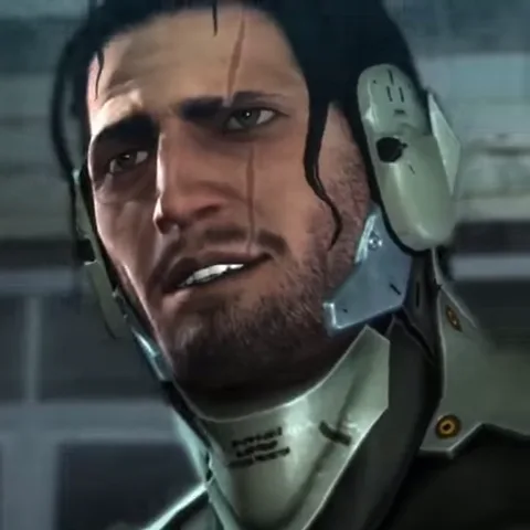 Крупный план лица киборга Сэма из игры Metal Gear Rising: Revengeance. Он смотрит в сторону с печальным выражением и касается своего лица механической рукой.