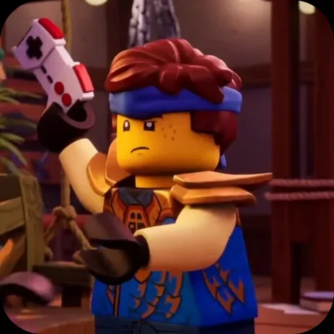 Анимация персонажа Джея из LEGO Ninjago в синей племенной одежде. Он держит перед собой белый геймпад и хмурится.