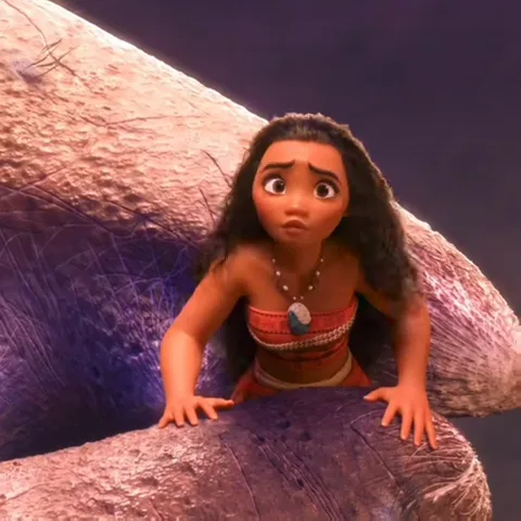 Анимация персонажа Моаны из мультфильма Disney. Она сидит за камнем, положив на него руки, и выглядит расстроенной.