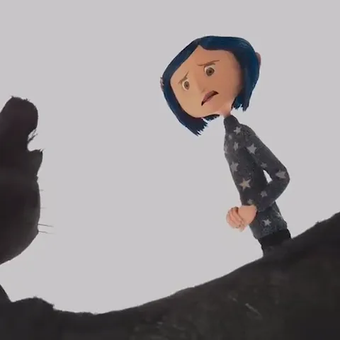 Анимация из мультфильма «Коралина в Стране Кошмаров», где главная героиня КоралинаJones стоит перед чёрным котом и возмущённо жестикулирует.